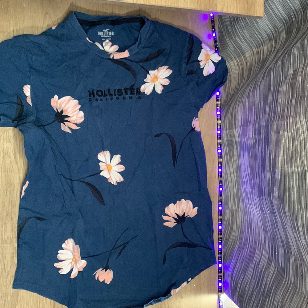 Hollister tee